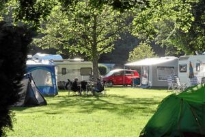 Campingplatz Lörrach mit grünem Rasenplatz