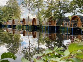 Camping Pods mit Terrasse über den Teich